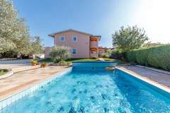Ferienhaus - Ferienunterkunft in Peroj (6 Personen)