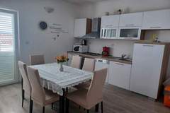 Ferienwohnung - Two-bedroom Apartment With Sea View A1 - Ferienunterkunft in Trogir (4 Personen)