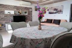 Ferienwohnung - Apartment Libe with Sea View Trogir - Two Bedroom Apartment with Balcony - Ferienunterkunft in Seget Donji (6 Personen)
