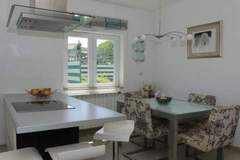 Ferienwohnung - Three Bedroom Apartment A4+2 - Ferienunterkunft in Supetar (4 Personen)