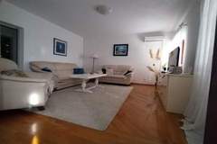 Ferienwohnung - Two Bedroom Apartment with Sea View - Ferienunterkunft in Rab (6 Personen)