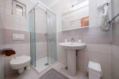 Ferienwohnung - Guest House Villa Anggela - Classic Double room with Balcony and Sea View (BR1) - Ferienunterkunft in Rab (2 Personen)