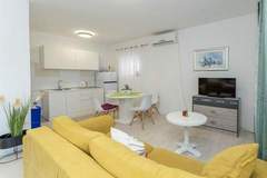 Ferienhaus - Holiday Home Sanda - Four Bedroom Holiday Home with Terrace - Ferienunterkunft in Karin Gornji (12 Personen)