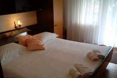 Ferienwohnung - Apartments Jaman Dalmatica Čiovo - Double Room with Garden View and Balcony - Ferienunterkunft in Okrug Gornji (2 Personen)