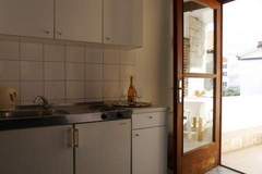 Ferienwohnung - Dugi Rat Seaside Apartments - Two Bedroom Apartment 3 - Ferienunterkunft in Dugi Rat (4 Personen)