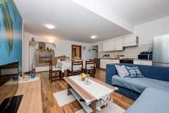 Ferienwohnung - Three Bedroom Apartment with Terrace 2 - Ferienunterkunft in Rab (7 Personen)