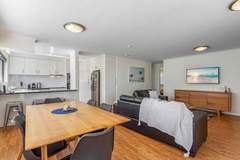 Ferienwohnung - Cosy 2-Bedroom Seaside Unit Steps from Beach - Ferienunterkunft in Maroochydore (4 Personen)