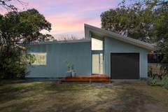 Ferienwohnung - Cosy Getaway with Fireplace and Spacious Backyard - Ferienunterkunft in Broulee (6 Personen)