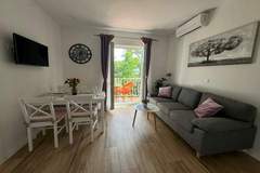 Ferienwohnung - Apartment & Rooms Papa - Two Bedroom Apartment with Balcony and Partial Sea View - Ferienunterkunft in Srebreno (4 Personen)