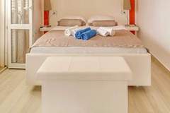 Ferienwohnung - Villa Mirosa-Superior triple Room with Balcony and Sea View ( 8 ) - Ferienunterkunft in Saplunara (3 Personen)