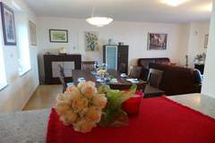 Ferienwohnung - Superb Lovran Apartments with Sea Views - One Bedroom Apartment with Balcony - Ferienunterkunft in Lovran (4 Personen)