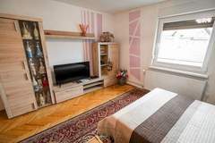 Ferienwohnung - Quiet and Sunny Apartment with Balcony - Two Bedroom Apartment with Balcony - Ferienunterkunft in Podnart (5 Personen)