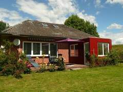 Ferienhaus - Ferienhaus Gemütliches Ferienhaus am Deich mit Gartenzimmer