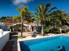 Ferienhaus - Ferienhaus Casa Palmeras in Sayalonga mit Gepflegtem Garten