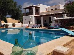 Ferienhaus - Ferienhaus Renoviertes Ferienhaus in Sant Carles De Peralta mit Eigenem Pool