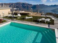 Ferienwohnung - Ferienwohnung Lights on the Lake Zweizimmerwohnung mit Terrasse und Pool