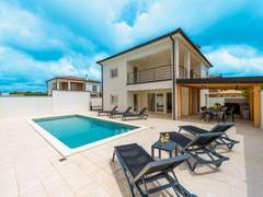 Ferienhaus - Ferienhaus 4 Schlafzimmer, 3 Badezimmer, Küche, Wohnzimmer, privater Pool, Grill