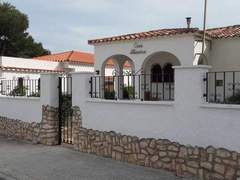 Ferienhaus - Ferienhaus Geräumiges, strandnahes Ferienhaus mit Garten