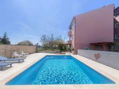 Ferienwohnung - Ferienwohnung Wohnung in Fažana mit gemeinsamem Pool und Garten