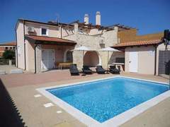 Ferienhaus - Ferienhaus mit Pool, Terrasse und Parkplatz