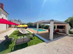 Ferienhaus - Ferienhaus mit privatem beheiztem Schwimmbad