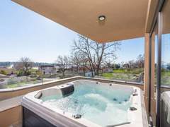 Ferienwohnung - Ferienwohnung Quercus Village APP 11 mit jacuzzi