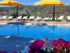 Ferienwohnung - Ferienwohnung Brandneue Wohnung in Villa mit Schwimmbad