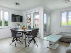 Ferienwohnung - Ferienwohnung MA Premantura Luxus Apartment Nr. 2 mit Meerblick und Parkplatz für 2+2 Persone