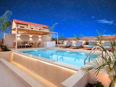 Ferienhaus - Ferienhaus Hidden Gem Villa Pool und Jaccuzzi