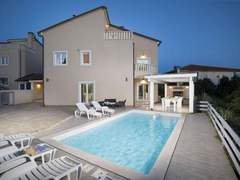Ferienhaus - Ferienhaus 8-Schlafzimmer-Villa Bianca mit Pool, Sauna, Billard