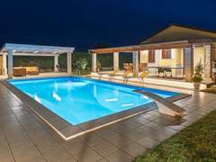 Ferienhaus - Ferienhaus Sterlizia, Villa mit Pool in Meeresnähe