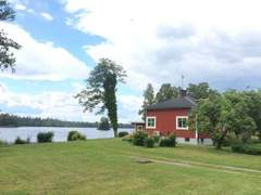 Ferienhaus - Ferienhaus mit Garten und Holzterrasse am See