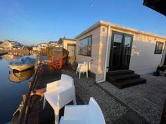 Ferienwohnung - Ferienwohnung Chalet Welcome direkt am Wasser mit eigenem Steig