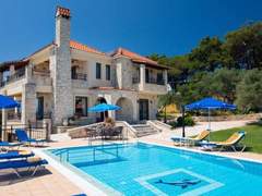 Ferienhaus - Ferienhaus Familienvilla mit Pool, Billard und Grillplatz