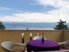 Ferienhaus - Ferienhaus mit grünem Garten und Meerblick