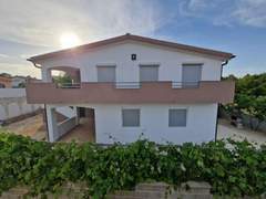 Ferienwohnung - Ferienwohnung Gemütliche Erdgeschosswohnung Ema mit Terrasse