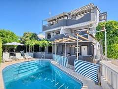 Ferienwohnung - Ferienwohnung Wohnung in Okrug Gornji mit Terrasse, gemeinsamem Pool und Grill