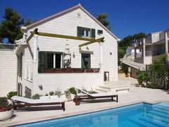 Ferienhaus - Ferienhaus Schönes Ferienhaus mit privatem Pool