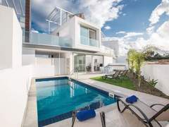 Ferienhaus - Ferienhaus 2-Schlafzimmer-Villa mit Pool, Dachgarten, Meerblick