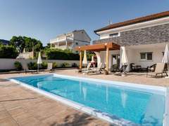 Ferienhaus - Ferienhaus Schönes Haus in Pinezići mit privatem Parkplatz