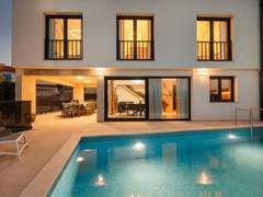 Ferienhaus - Ferienhaus Brandneue Villa - Pool mit Panoramablick aufs Meer