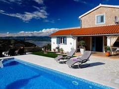 Ferienhaus - Ferienhaus Mela mit Blick auf das Wasser