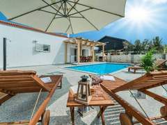 Ferienhaus - Ferienhaus Strandhaus mit Pool in Meeresnähe