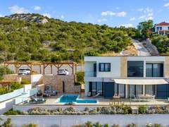 Ferienhaus - Ferienhaus Charmantes Ferienhaus in Vinišće mit Privatem Pool und Meerblick