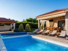 Ferienhaus - Ferienhaus Holiday Home Beti with heated pool