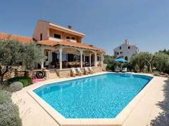 Ferienhaus - Ferienhaus Magnificent Villa Clara with big pool