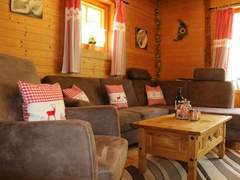 Ferienhaus - Ferienhaus Wunderschönes Blockhaus mit Terrasse