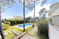 Ferienwohnung - Beachside Family Apartment with Direct Pool Access - Ferienunterkunft in Marbella (6 Personen)