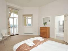 Ferienwohnung - Ferienwohnung Apartment mit Balkon für sechs Personen