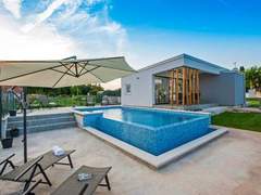 Ferienhaus - Ferienhaus Vollständig freistehende Designervilla mit Infinity-Pool